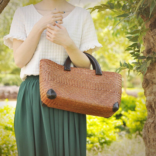 Bolsa de Praia de Palha Romana com Alça de mão em Bambu - SEREIA DE LUXO BEACH WEAR